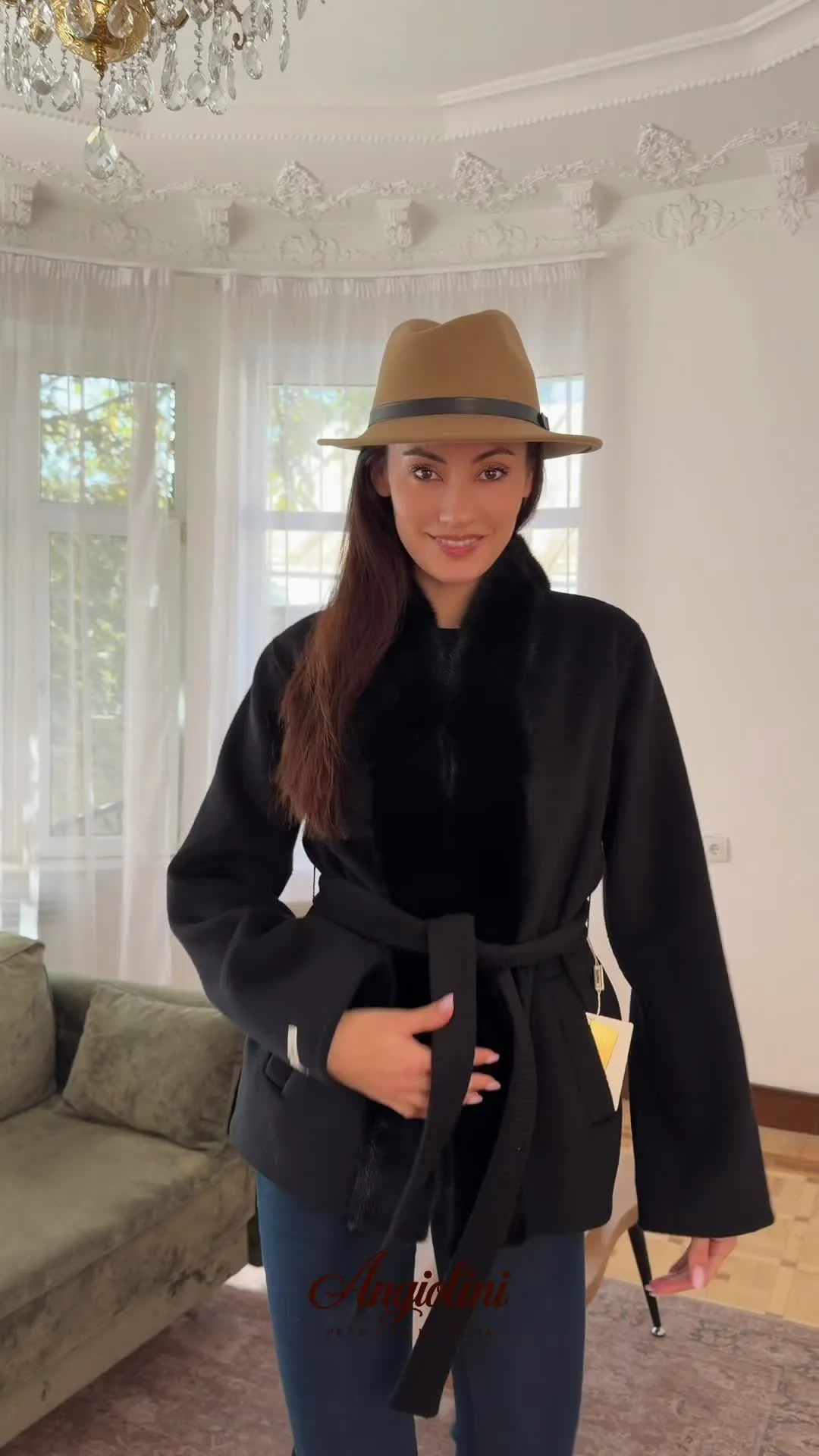 Fotogramma dal film ANGIOLINI: modella in un cappotto con dettagli in pelliccia
